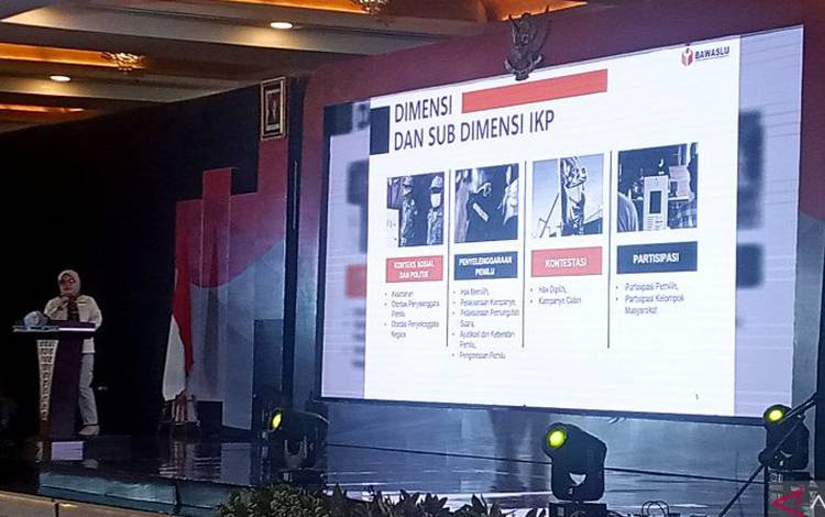 Anggota Bawaslu RI Lolly Suhenty saat menyampaikan paparan hasil IKP 2024 dalam acara Peluncuran Indeks Kerawanan Pemilu dan Pemilihan Serentak 2024 di Jakarta, Jumat (16/12/2022). (ANTARA/Tri Meilani Ameliya)