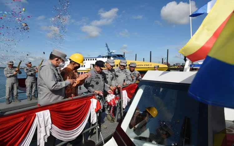 Peluncuran kapal berkecepatan tinggi oleh Kepala Badan Keamanan Laut, Laksamana Madya TNI Dr Aan Kurnia, di Batam, Kepulauan Riau, Jumat (16/12). ANTARA/HO-Humas Badan Keamanan Laut