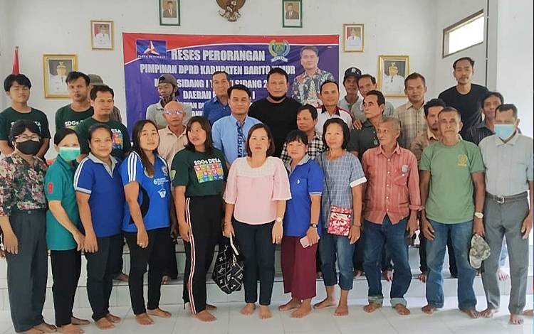 Wakil Ketua II DPRD Barito Timur, Depe, berfoto bersama warga Desa Tewah Pupuh usai melakukan pertemuan reses, Jumat, 16 Desember 2022. (FOTO: BOLE MALO)
