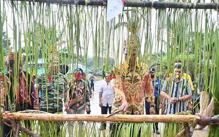 Ritual Nota Garung Pantan sekilas mirip dengan prosesi Potong Pantan dalam masyarakat Dayak Ngaju, namun dilaksanakan dengan tata cara masyarakat Dayak Tomun. (FOTO: HENDI NURFALAH)