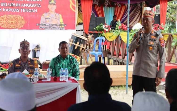 Kapolres Kapuas AKBP Qori Wicaksono menyampaikan sambutan kunker ke Polsek Kapuas Tengah, Sabtu, 17 Desember 2022. (FOTO: POLRES KAPUAS)
