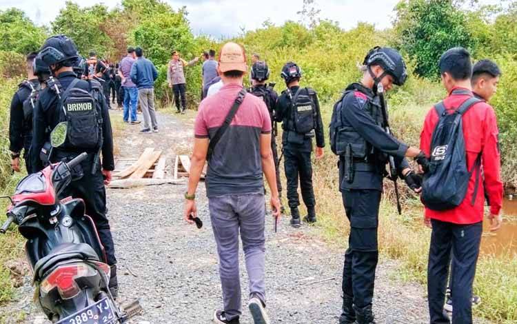 Petugas gabungan melakukan patroli di Komplek Puntun guna mengantisipasi penyalahgunaan narkoba, Sabtu, 17 Desember 2022. (POTO : PARLIN TAMBUNAN)