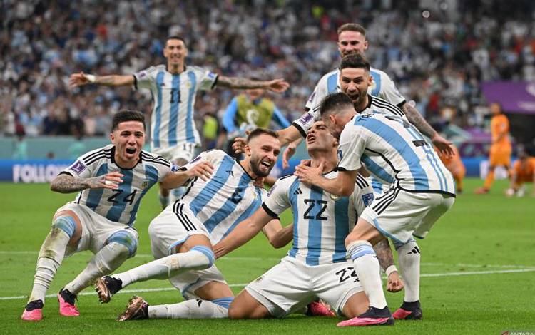 Para pemain Argentina bersuka ria setelah memang adu penalti melawan Belanda pada perempat final Piala Dunia Qatar 2022 di Stadion Lusail, utara Doha 9 Desember 2022. (Photo by Alberto PIZZOLI / AFP) (AFP/ALBERTO PIZZOLI)