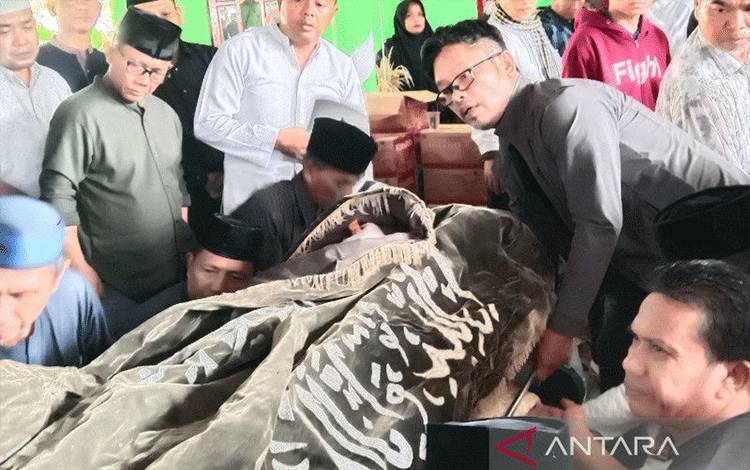 Warga membawa jenazah Sekda Mukomuko Yandaryat ke TPU di Desa Mandi Angin, Minggu (18/12/2022) ANTARA/Ferri.