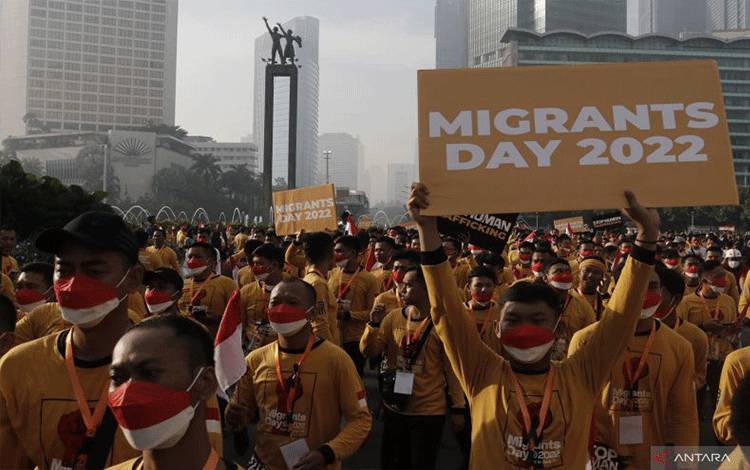 Sejumlah aktivis mengikuti Kirab Hari Pekerja Migran Internasional saat Hari Bebas Kendaraan Bermotor (HBKB) di Bundaran HI, Jakarta, Minggu (18/12/2022). (ANTARA FOTO/Darryl Ramadhan/foc)