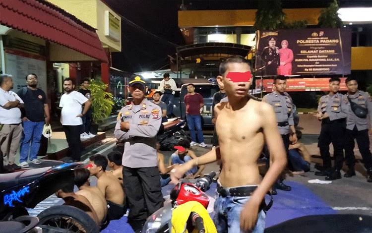 Polresta Padang mengamankan belasan pelaku tawuran pada Minggu (18/12) pagi. ANTARA/FathulAbdi