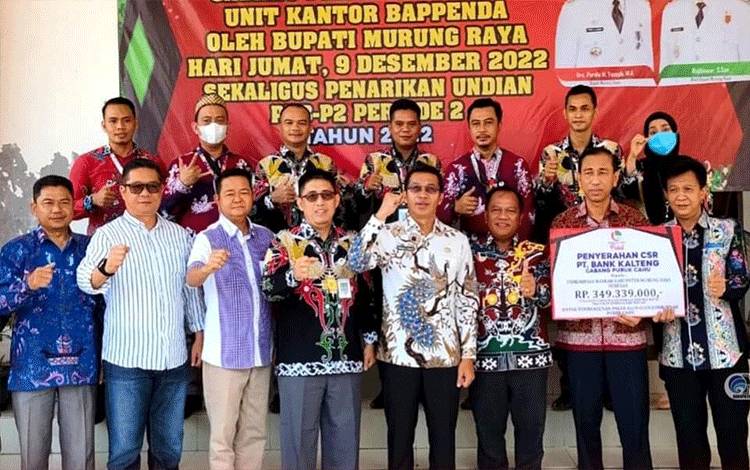 Bupati Mura foto bersama jajaran Bank Kalteng dan tamu undangan yang hadir usai meresmikan Cabang Pembantu Unit Type 2 Bank Kalteng.