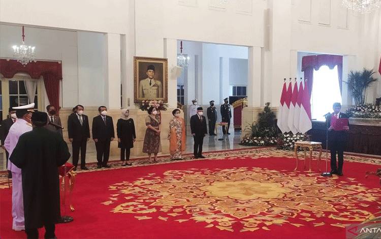 Presiden Joko Widodo melantik Laksamana TNI Yudo Margono sebagai Panglima TNI di Istana Negara, Jakarta, Senin (19/12/2022). (ANTARA/Indra Arief Pribadi)
