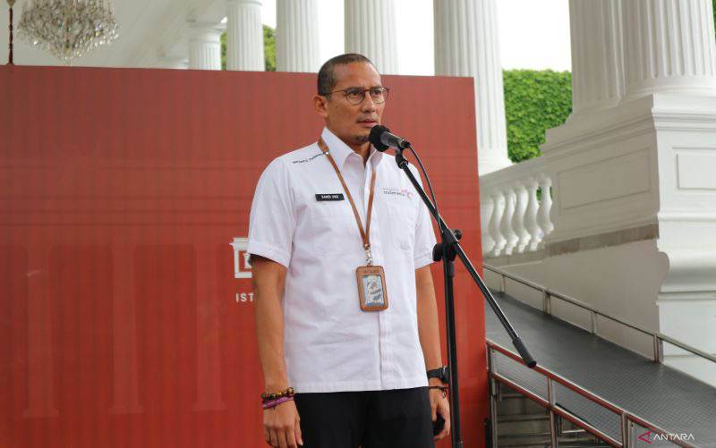 Menteri Pariwisata dan Ekonomi Kreatif (Menparekraf) Sandiaga Uno menyampaikan pernyataan kepada wartawan di lingkungan Istana Kepresidenan RI, Jakarta, Senin (19-12-2022). (foto : ANTARA/Desca Lidya Natalia)