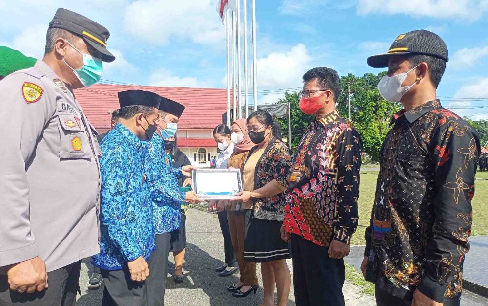 Penyerahan piagam penghargaan kepada pemerintah desa dengan penyerapan Dana Desa tercepat di Kabupaten Barito Timur, Senin, 19 Desember 2022. (FOTO: BOLE MALO)