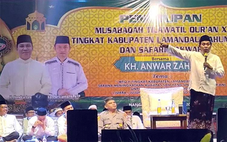 KH Anwar Zahid saat memberikan ceramah pada acara malam penutupan MTQ X tingkat Kabupaten Lamandau tahun 2022 di Halaman Masjid Baiturrahman, Nanga Bulik. (FOTO : HENDI NURFALAH)