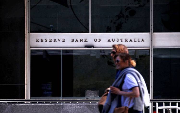Foto Dokumen: Pejalan kaki berjalan melewati pintu masuk utama ke gedung Reserve Bank of Australia (RBA) di pusat Sydney, Australia, 3 Oktober 2016. ANTARA/REUTERS/David Gray