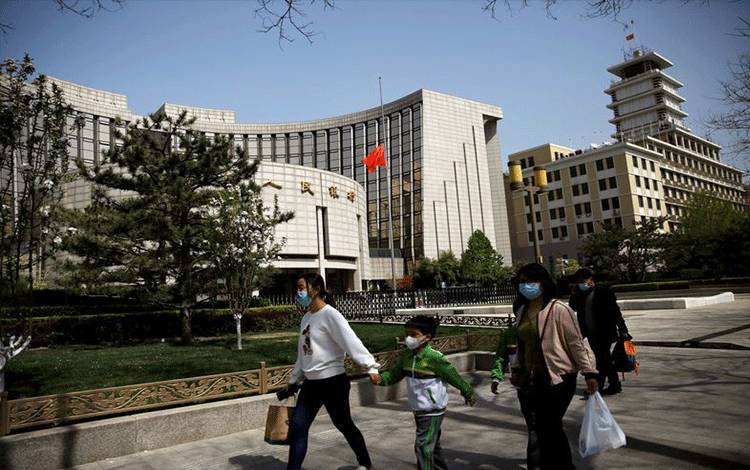 Foto Dokumen: Orang-orang yang memakai masker berjalan melewati kantor pusat bank sentral China, People's Bank of China (PBoC), 4 April 2020. ANTARA/REUTERS/Tingshu Wang