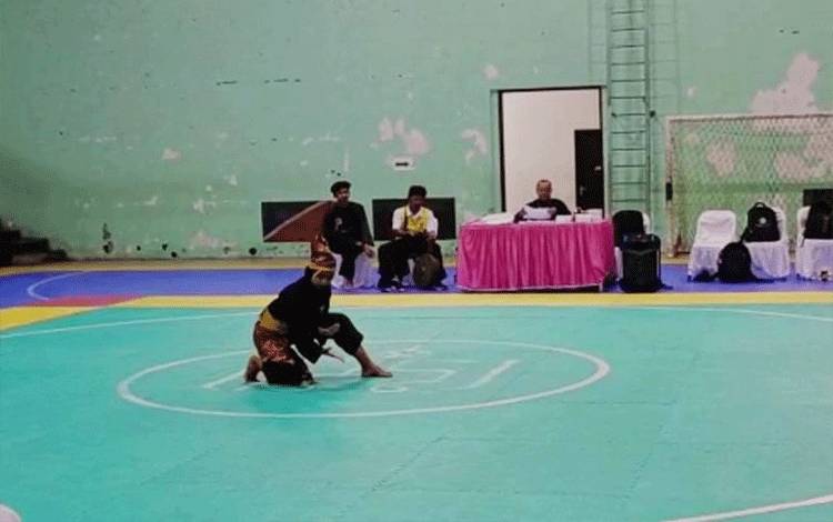 Pelajar MTsN 2 Kapuas saat tampil di kejuaraan pencak silat digelar oleh Ikatan Guru Olahraga Nasional Kalteng cabang olahraga DBON di Kota Palangka Raya, baru-baru ini.