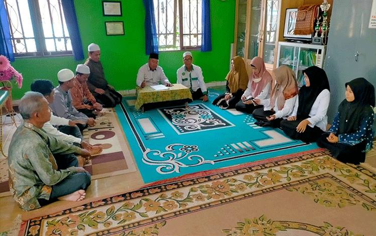 Kepala KUA Kecamatan Kapuas Murung, Zainal Arifin lakukan pertemuan dengan para penyuluh agama Islam. (FOTO: IST)