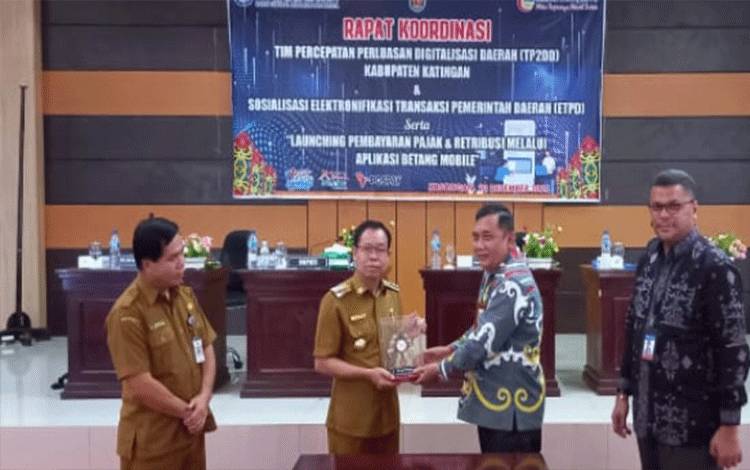 Bupati Katingan Sakariyas menerima cinderamata dari pimpinan Bank Kalteng Cabang Kasogan pada acara Rakor TP2 DD dan RTPD di Aula Bappelitbang Kasongan, Selasa, 20 Desember 2022.