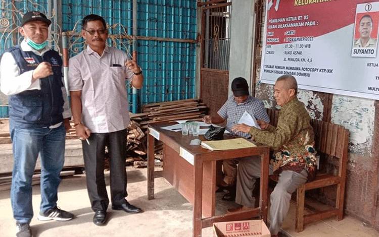 Anggota DPRD Kapuas, Thosibae Limin bersama Lurah Selat Utara Rahmat M Noor memantau pelaksanaan pemilihan ketua RT, belum lama ini. (FOTO: IST)