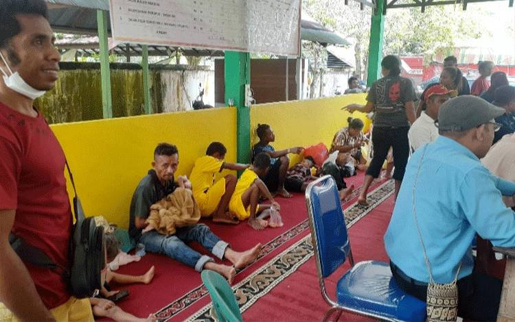 Warga NTT di auala Kelurahan Bukit Tunggal menunggu kepastian selanjutnya nasib mereka semua. (Foto : Agus Fatatoni M)