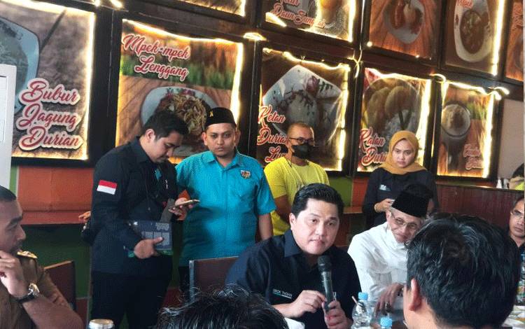 Menteri BUMN Erick Tohir berdialog dengan masyarakat di Padang, Selasa. ANTARA/Ikhwan Wahyudi