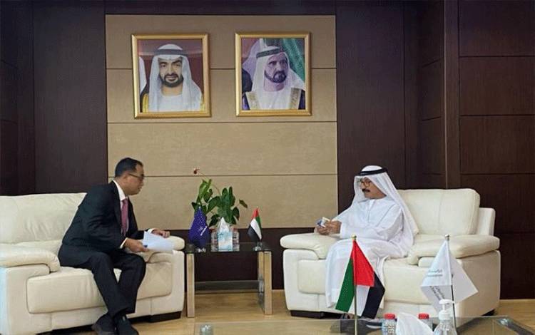 Menteri Perhubungan Budi Karya Sumadi (kiri) dalam kunjungan kerjanya di Uni Emirat Arab (UEA), pada Senin (19/12/2022) waktu setempat. (Kemenhub)