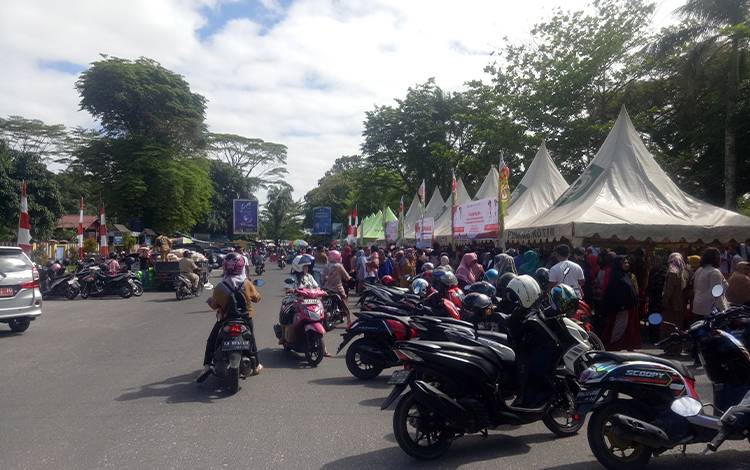 Motor pengunjung pasar murah yang sedang parkir di kawasan Taman Kota Sampit. (FOTO: NISA)
