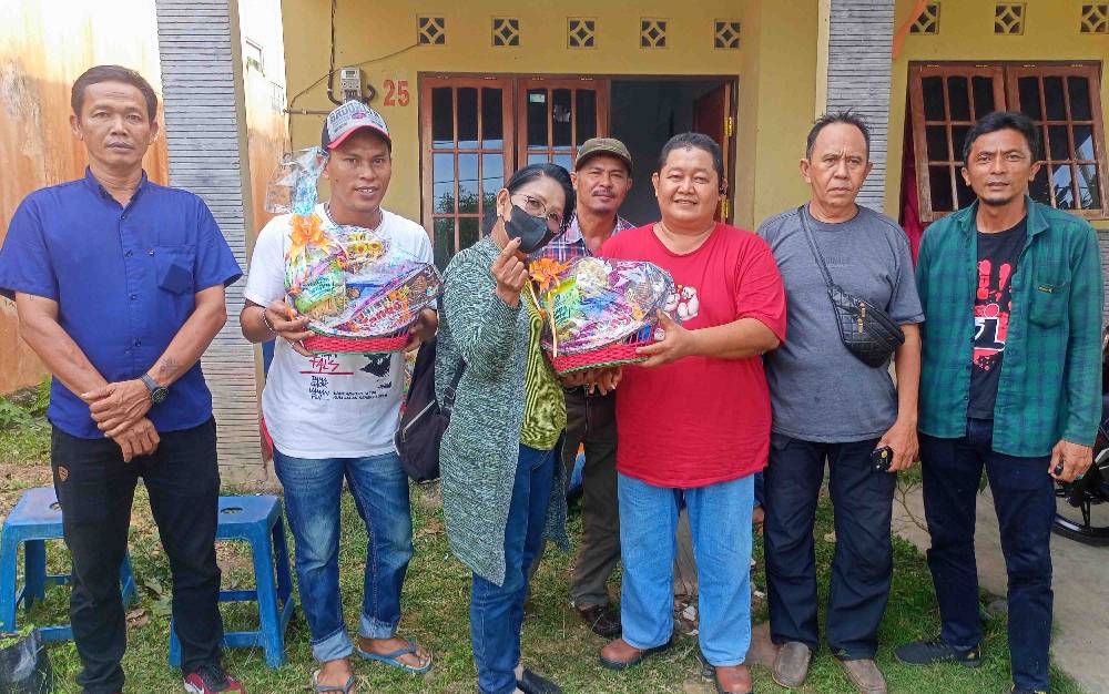 Tamiati Dewi, salah satu wartawan senior di Barito Timur yang telah menjadi orang tua tunggal, berfoto bersama Pengurus IWO Barito Timur saat menerima bingkisan natal, Rabu, 21 Desember 2022. (FOTO: BOLE MALO)