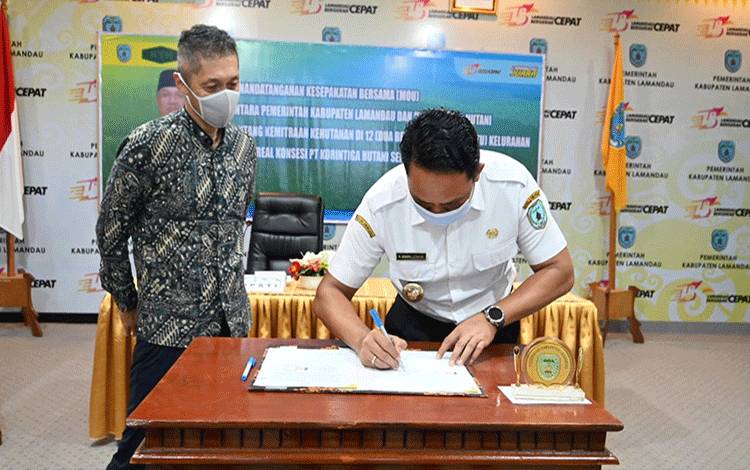 Bupati Lamandau Hendra Lesmana menandatangani MoU dengan PT Korintiga Hutani tentang kemitraan kehutanan. (FOTO : HENDI NURFALAH)