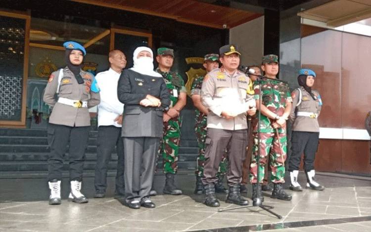 Gubernur Jatim Khofifah (kiri) usai apel Operasi Lilin Semeru 2022 di Mapolda setempat, Surabaya, Kamis (22/12/2022). (ANTARA/HO-Bidhumas Polda Jatim)