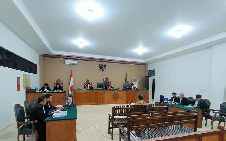 Terdakwa Sonata Firdaus Eka Putra saat mendengarkan tuntutan Jakstpada sidang di Pengadilan Tipikor Palangka Raya, Kamis, 22 Desember 2022. (FOTO: APRIANDO)