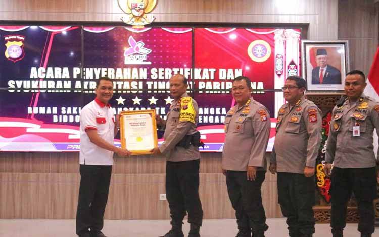 Kapolda Kalteng Irjen Pol Nanang Avianto menerima sertifikat tingkat paripurna RS Bhayangkara Palangka Raya dalam standar pelayanan, Kamis, 22 Desember 2022. (FOTO: PARLIN TAMBUNAN).