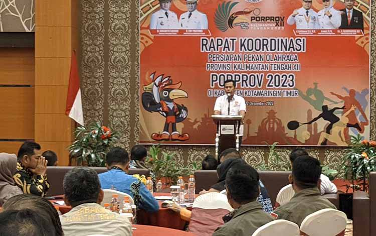 Ketua KONI Kotim Ahyar Umar saat menyampaikan sambutan dalam pembukaan rapat koordinasi Porprov Kalteng 2023. (FOTO: HAMIM)