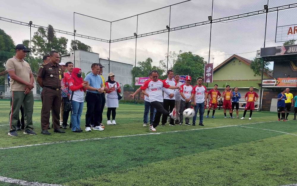 Pembukaan turnamen mini soccer yang digelar KPU Kabupaten Kapuas pada Kamis sore, 22 Desember 2022. (FOTO: DODI)