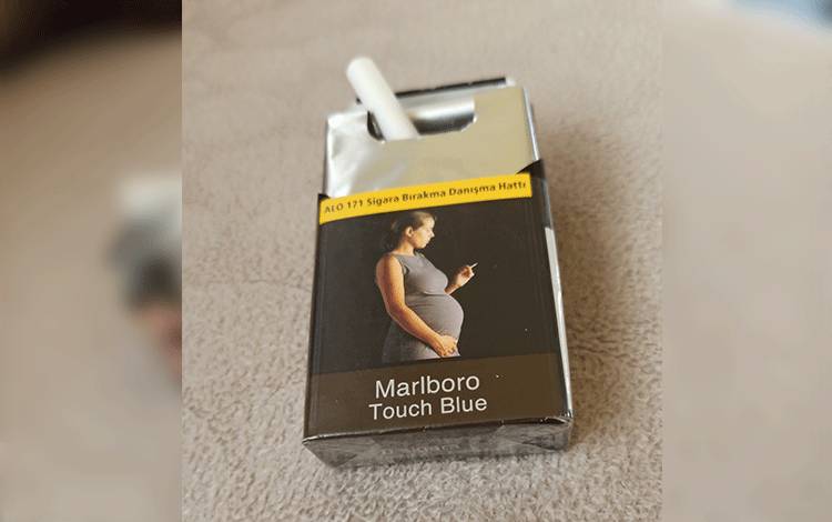 Salah satu merk rokok yang dijual di Turki, memperlihatkan gambar seorang perempuan hamil yang sedang merokok, disertai dengan peringatan bahaya merokok bagi bayi dan ibu hamil.