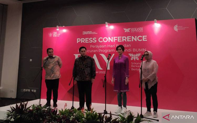 Menteri BUMN Erick Thohir (kedua kiri) dalam konferensi pers Perayaan Hari Ibu dan Peluncuran Program Srikandi BUMN Berkarya dan Bertalenta di Jakarta, Kamis (22/12/2022). (ANTARA/Ade Irma Junida)