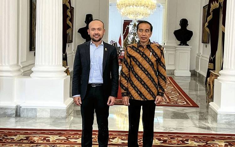 Ketua Umum Himpunan Pengusaha Muda Indonesia Akbar Himawan Buchari bersama Prrsiden Joko Widodo. (ANTARA/ HO Hipmi)