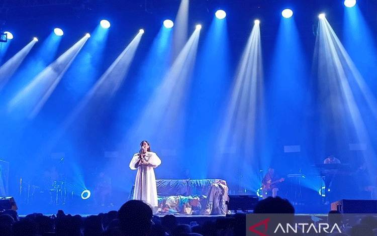Penyanyi Nadin Amizah saat konser "Selamat Ulang Tahun" di Basket Hall Senayan, Jakarta, Kamis (22/12/2022) malam. (ANTARA/Suci Nurhaliza)