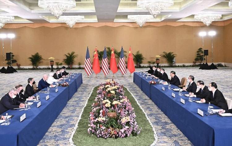 Presiden China Xi Jinping dan Presiden Amerika Serikat (AS) Joe Biden pada Senin (14/11) mencapai serangkaian kesepakatan tentang menjaga dialog dan koordinasi bilateral di berbagai bidang, dan saling bertukar pandangan soal isu Ukraina. (Xinhua)