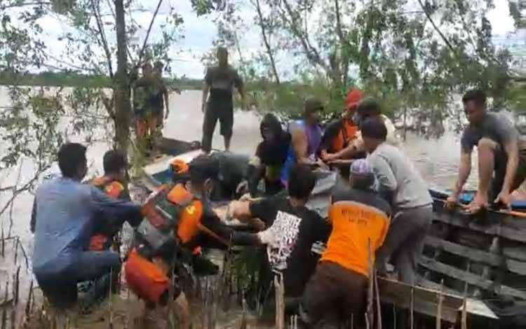 Petugas gabungan saat mengevakuasi korban tenggelam di Kotim
