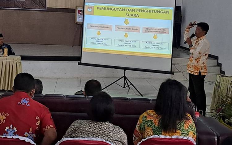 Ketua KPU Kabupaten Lamandau Irwansyah menjelaskan tahapan Pemilu Serentak 2024 saat acara sosialisasi. (FOTO: HENDI NURFALAH)