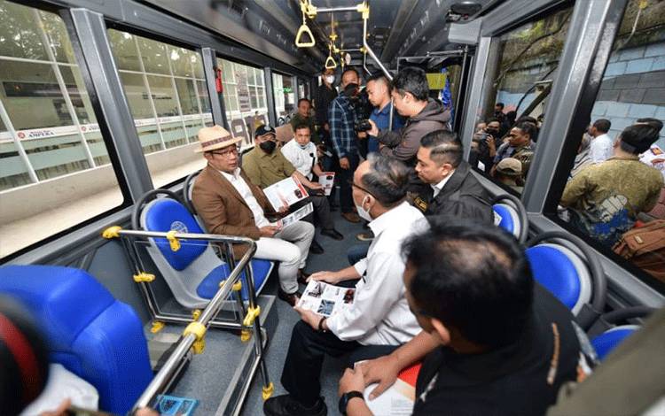 Gubernur Jawa Barat Ridwan Kamil bersama Direktur Utama PT INKA (Persero) Budi Noviantoro dan pejabat lainnya mengendarai bus listrik E-Inobus dalam peluncuran Angkutan Massal Bandung Raya Go Green di Madiun, Sabtu (24-12-2022). ANTARA/HO-Humas INKA