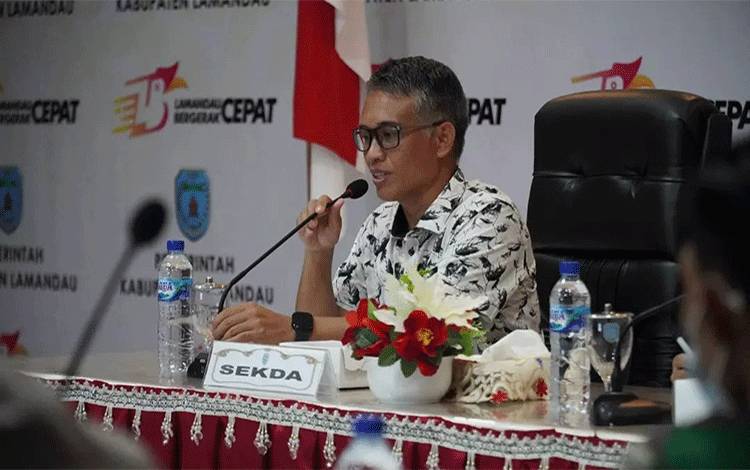 Sekda Muhamad Irwansyah saat memimpin rapat koordinasi dengan sejumlah pimpinan OPD di lingkup Pemkab Lamandau. (FOTO : HENDI NURFALAH)