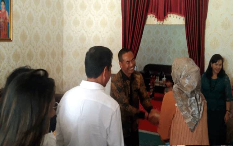 Ketua DPRD Katingan Marwan Susanto saat menerima tamu pada open house Natal di rumah jabatannya, Minggu, 25 Desember 2022.