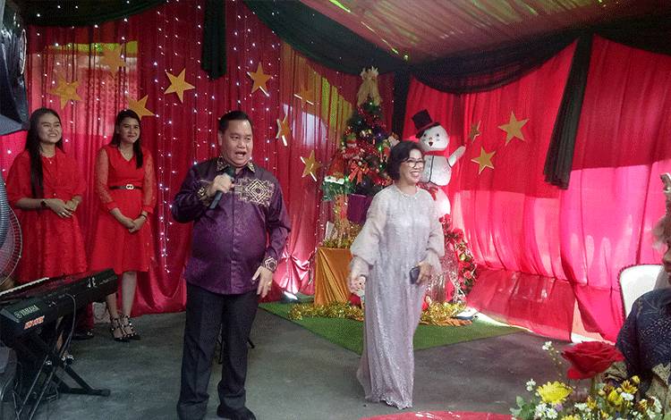 Bupati Halikinnor saat bersilaturahmi di kediaman Ketua DPRD Kotim, Rinie saat perayaan Natal, 25 Desember 2022. (FOTO: NISA)