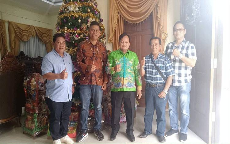 Ketua DPRD Kapuas, Ardiansah (batik hijau) dalam acara open house perayaan Natal di Rujab Ketua DPRD setempat, Minggu, 25 Desember 2022. (FOTO: IST)