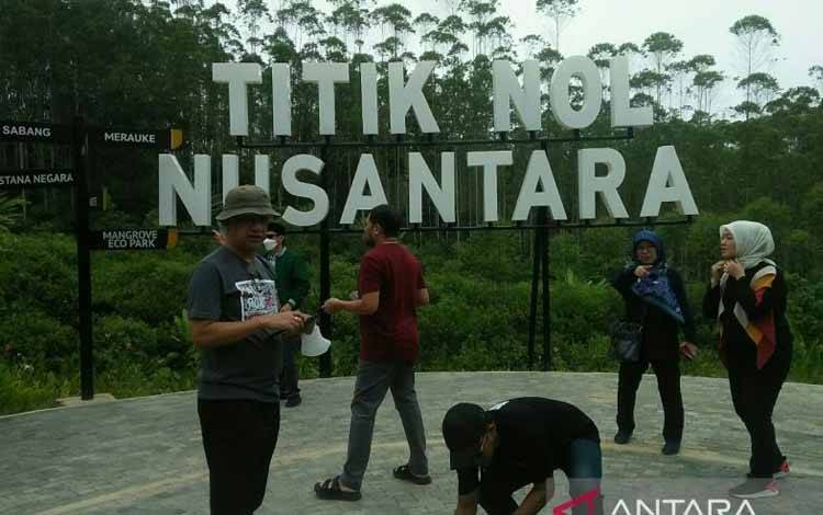 Sejumlah warga sedang mengunjungi Titik Nol Nusantara di IKN. ANTARA/ M Ghofar