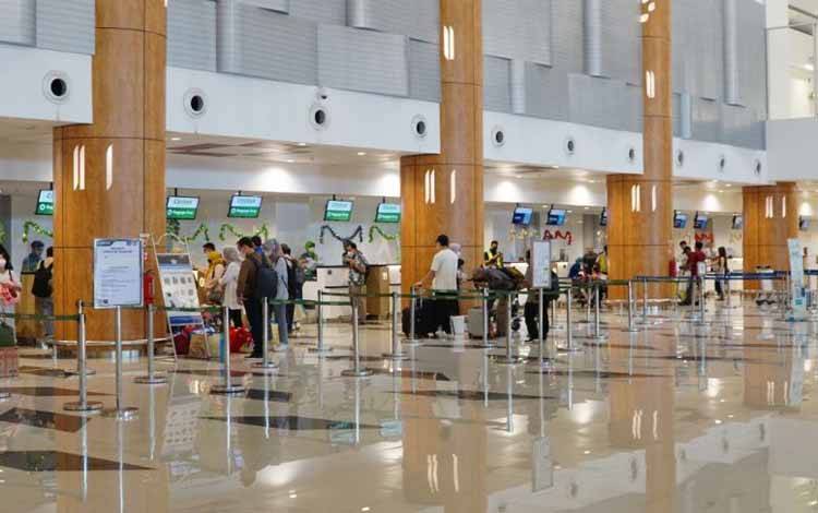 Calon penumpang yang menggunakan jasa angkutan di Bandara Internasional Juanda Surabaya (ANTARA/HO-AP I Juanda)