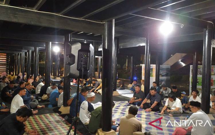 Puluhan wartawan Aceh saat melaksanakan doa bersama untuk jurnalis korban tsunami Aceh 2004 silam, di Banda Aceh, Minggu (25/12/2022) ANTARA/Rahmat Fajri