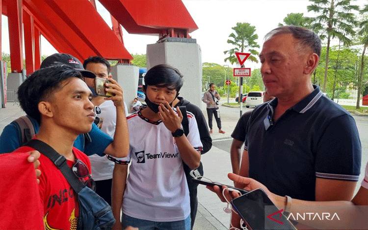 Ketua Umum PSSI Mochamad Iriawan atau yang akrab dipanggil Iwan Bule (kanan) menemui sejumlah suporter yang ada di Stadion Kuala Lumpur Malaysia, Minggu (25/12/2022). ANTARA/Bayu Kuncahyo