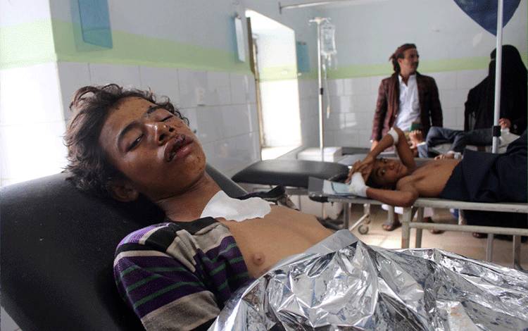Ilustrasi-- Pasien seorang anak lelaki yang terluka akibat serangan udara saat menghadiri pernikahan di sebuah desa barat laut Yaman, terbaring di tempat tidur rumah sakit di Hajjah, Yaman, Senin (23/4/2018). (REUTERS/Stringer)