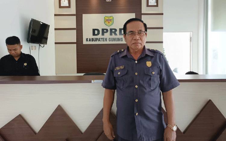 Ketua DPRD Gunung Mas Akerman Sahidar saat ditemui di kantor DPRD setempat. (FOTO: RISKA YULYANA) 